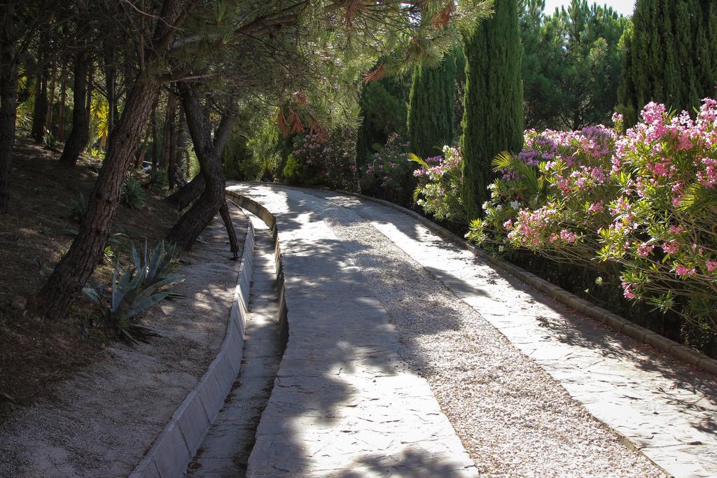 Ddg Retreat Hotel Casares Bagian luar foto
